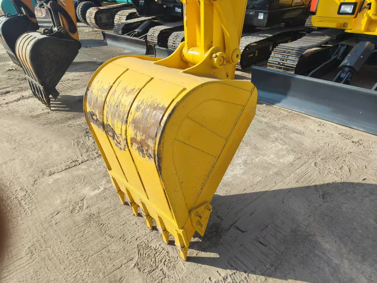 KOMATSU pc210 - Lánctalpas kotró: 3 kép. KOMATSU pc210 - Lánctalpas kotró: 3 kép.