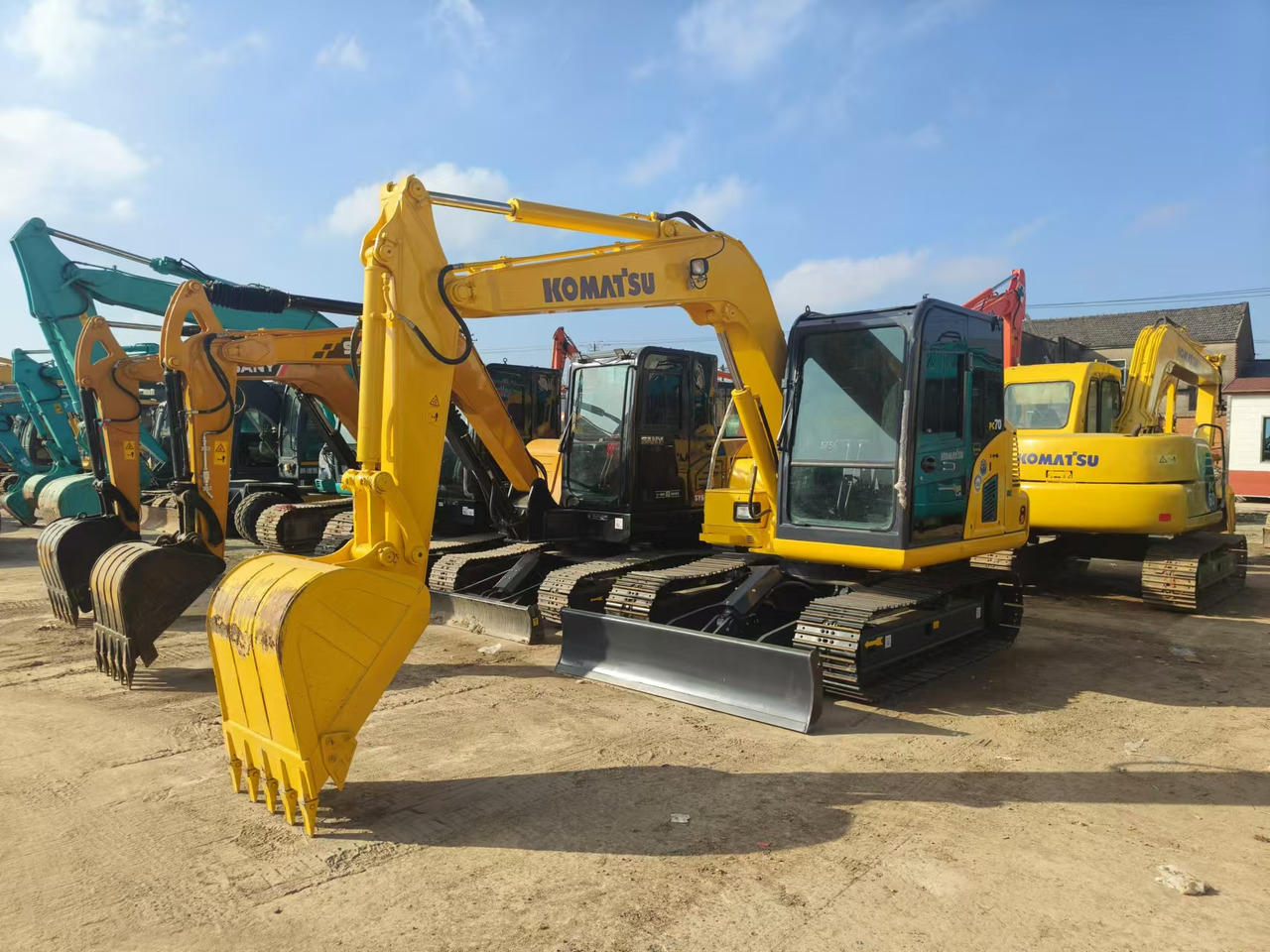 KOMATSU pc210 - Lánctalpas kotró: 2 kép. KOMATSU pc210 - Lánctalpas kotró: 2 kép.