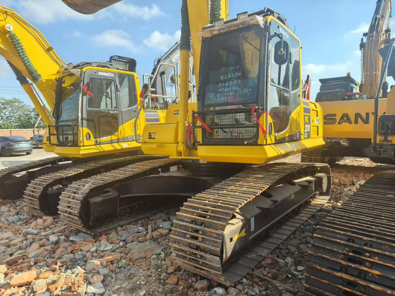 KOMATSU pc210 - Lánctalpas kotró: 4 kép. KOMATSU pc210 - Lánctalpas kotró: 4 kép.