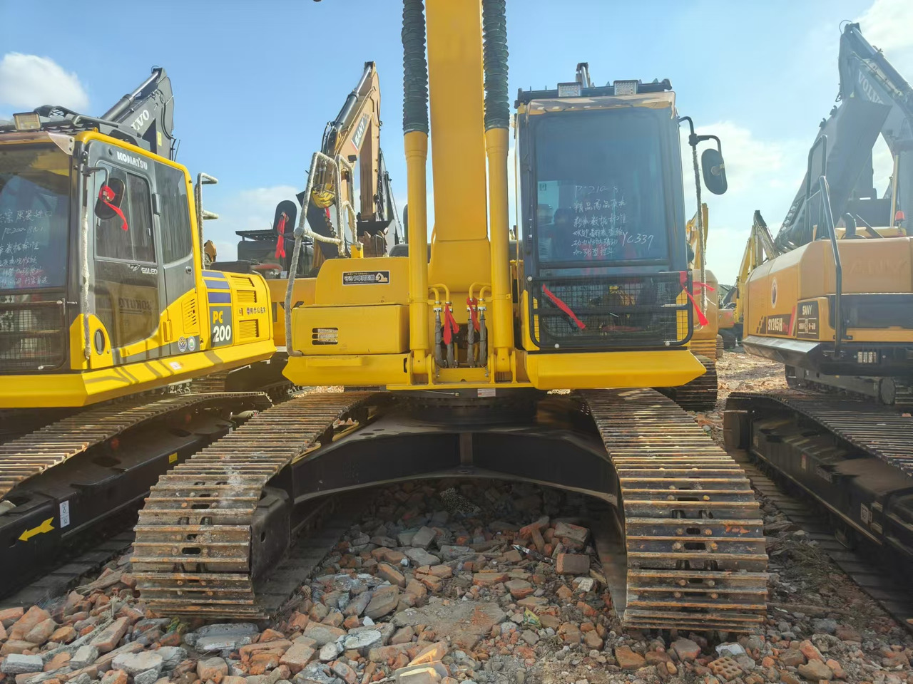 KOMATSU pc210 - Lánctalpas kotró: 5 kép. KOMATSU pc210 - Lánctalpas kotró: 5 kép.