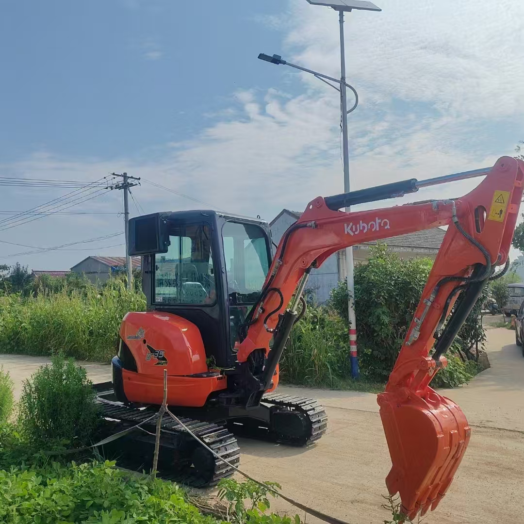 KUBOTA U35 - Minikotró: 3 kép. KUBOTA U35 - Minikotró: 3 kép.