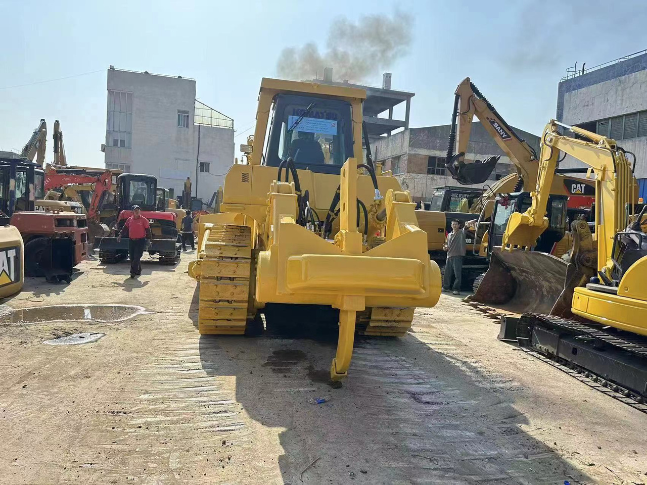 Komatsu D155A-6 - Buldózer: 5 kép. Komatsu D155A-6 - Buldózer: 5 kép.