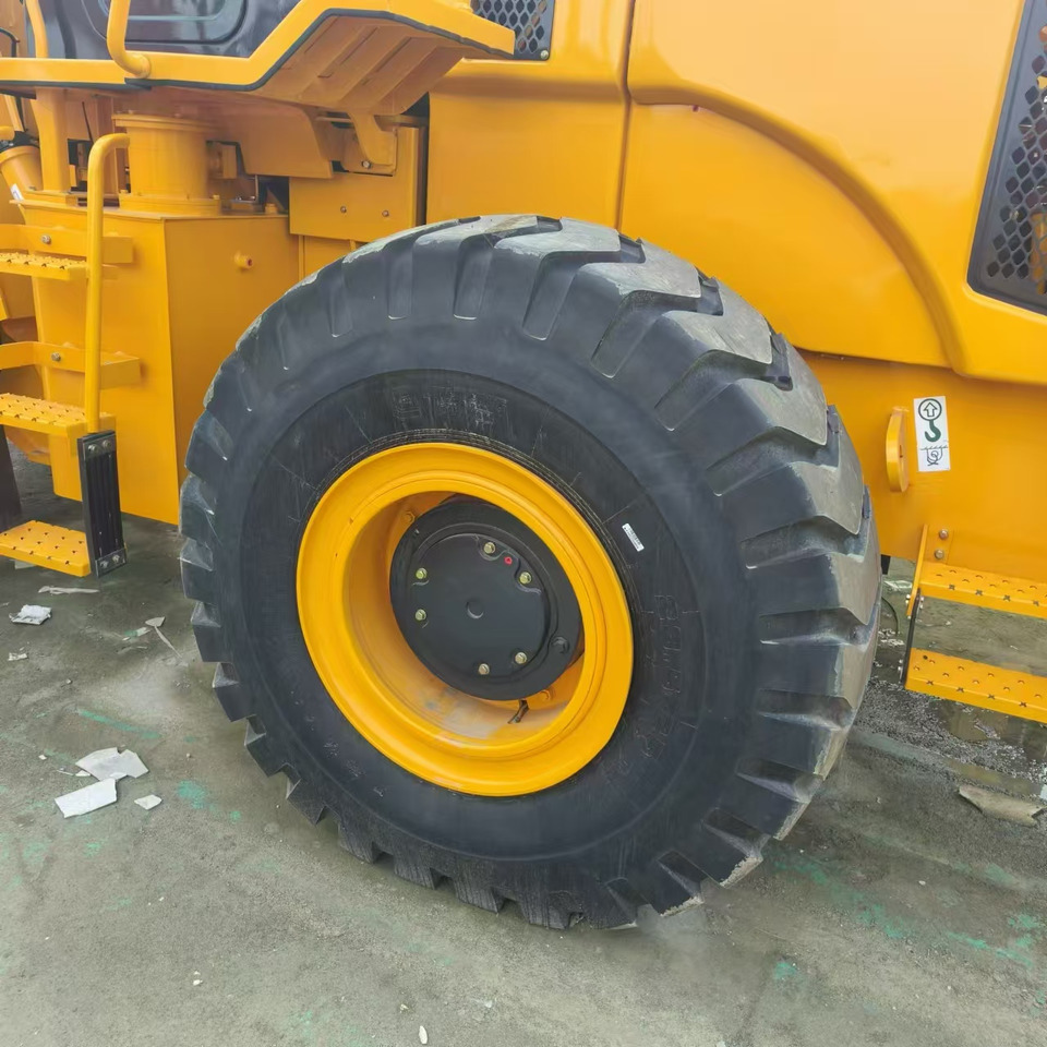 LIUGONG CL G865 - Gumikerekes homlokrakodó: 3 kép. LIUGONG CL G865 - Gumikerekes homlokrakodó: 3 kép.