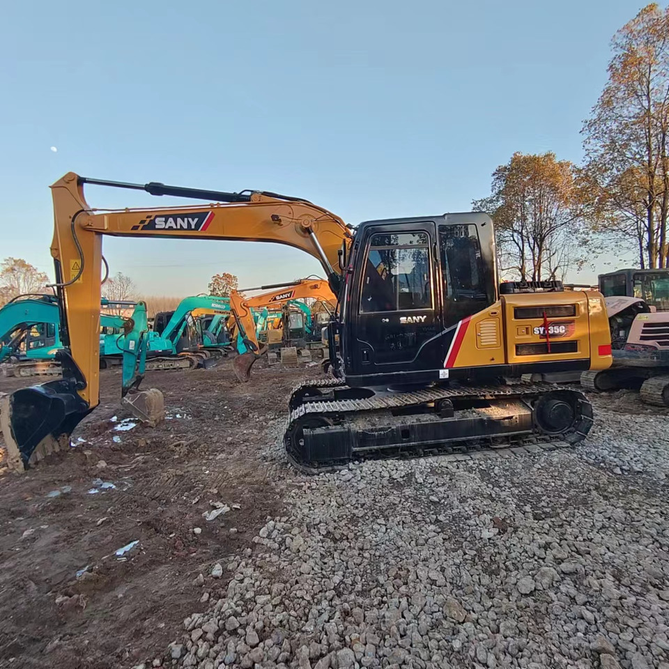 SANY SY135 - Lánctalpas kotró: 2 kép. SANY SY135 - Lánctalpas kotró: 2 kép.