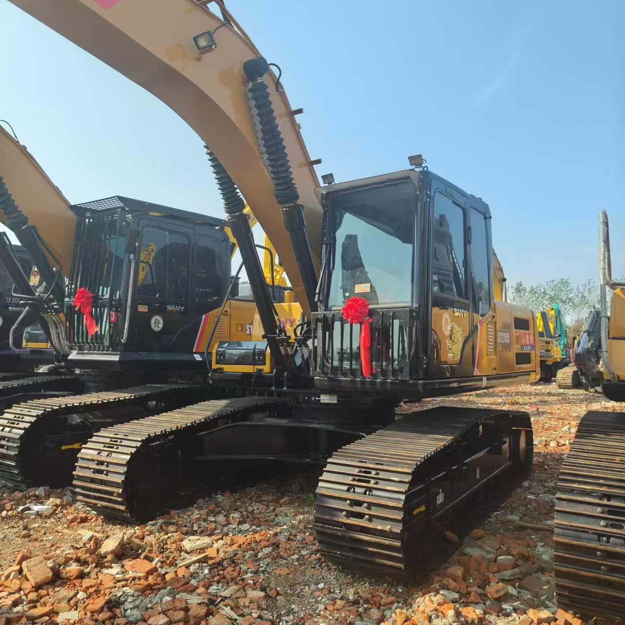 SANY SY215C - Lánctalpas kotró: 4 kép. SANY SY215C - Lánctalpas kotró: 4 kép.