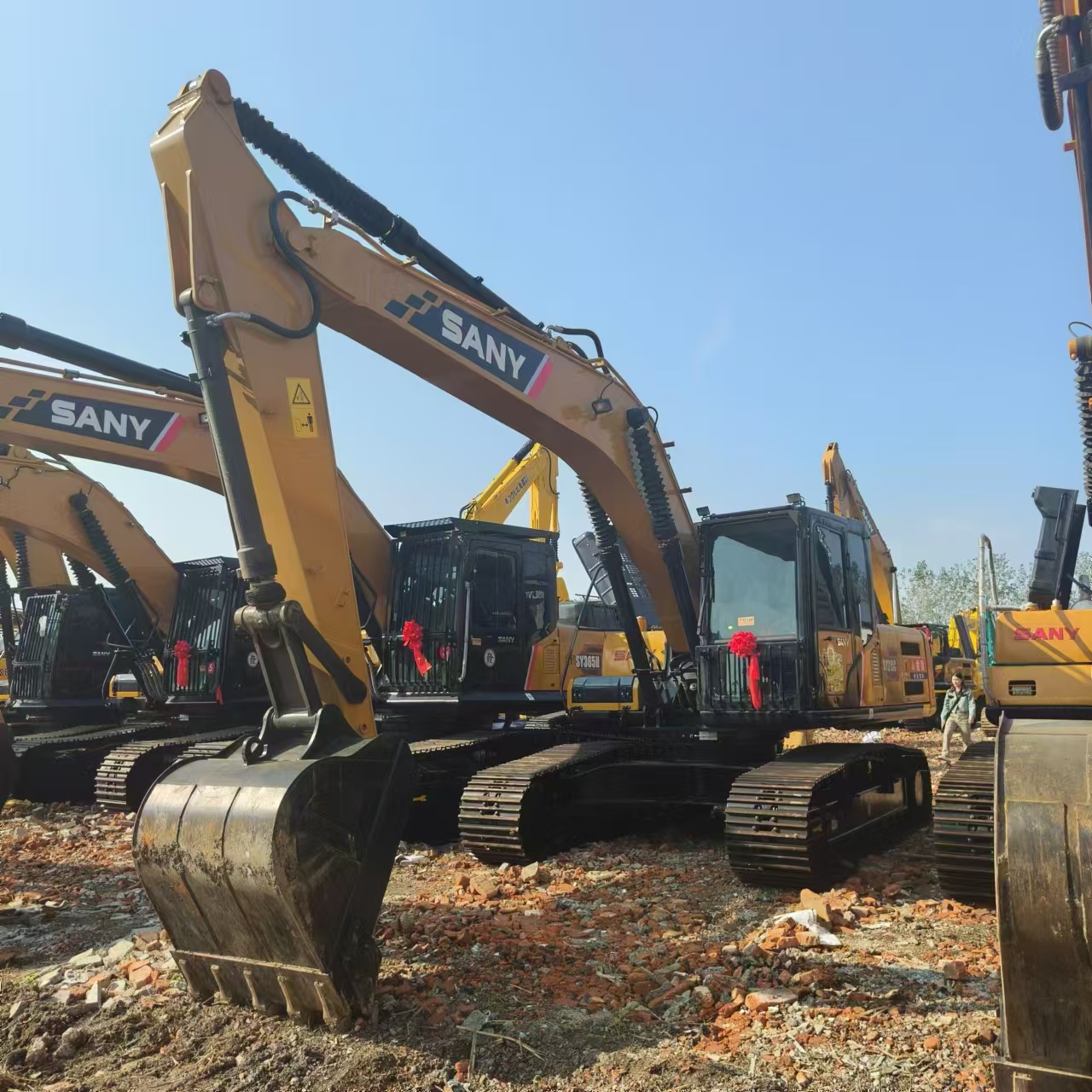 SANY SY215C - Lánctalpas kotró: 2 kép. SANY SY215C - Lánctalpas kotró: 2 kép.