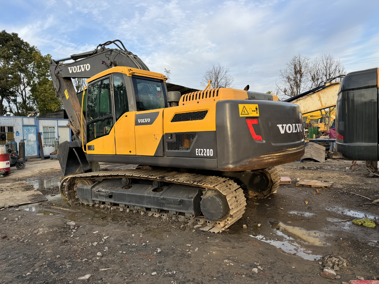 VOLVO EC220D - Lánctalpas kotró: 1 kép. VOLVO EC220D - Lánctalpas kotró: 1 kép.