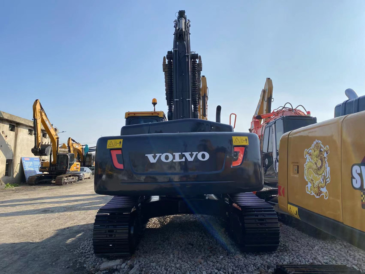 VOLVO EC290 - Lánctalpas kotró: 2 kép. VOLVO EC290 - Lánctalpas kotró: 2 kép.