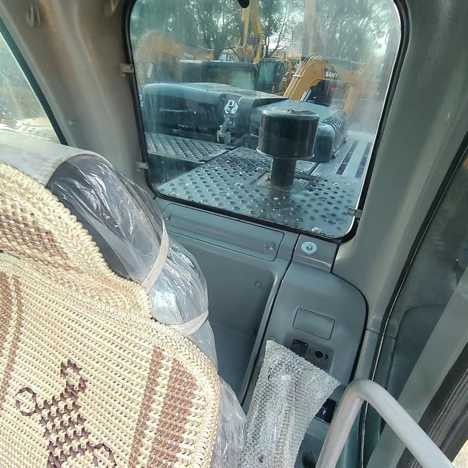 VOLVO EC290 - Lánctalpas kotró: 4 kép. VOLVO EC290 - Lánctalpas kotró: 4 kép.