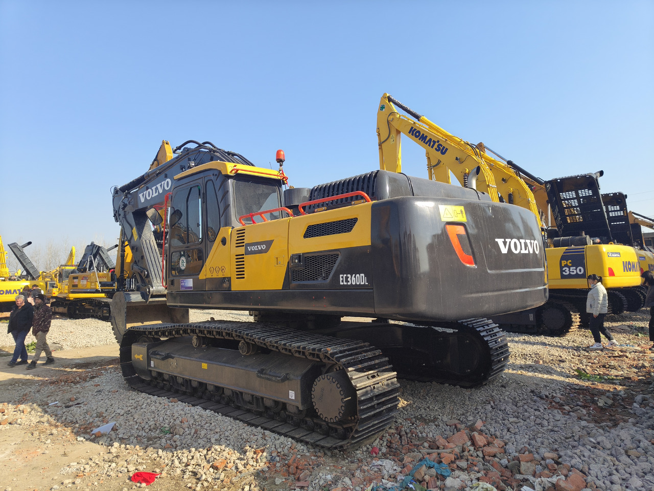 VOLVO EC360 - Lánctalpas kotró: 2 kép. VOLVO EC360 - Lánctalpas kotró: 2 kép.