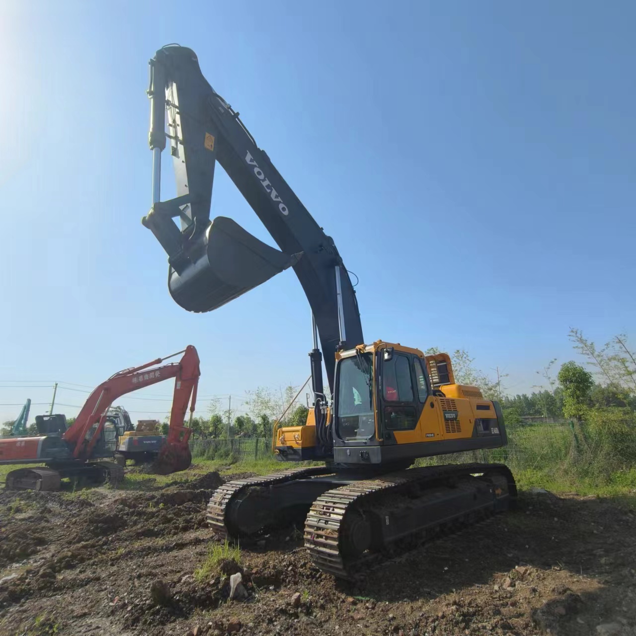 VOLVO EC460 - Lánctalpas kotró: 3 kép. VOLVO EC460 - Lánctalpas kotró: 3 kép.