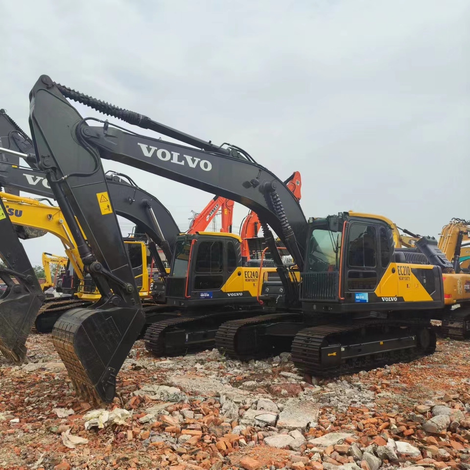 Volvo EC210 - Lánctalpas kotró: 2 kép. Volvo EC210 - Lánctalpas kotró: 2 kép.