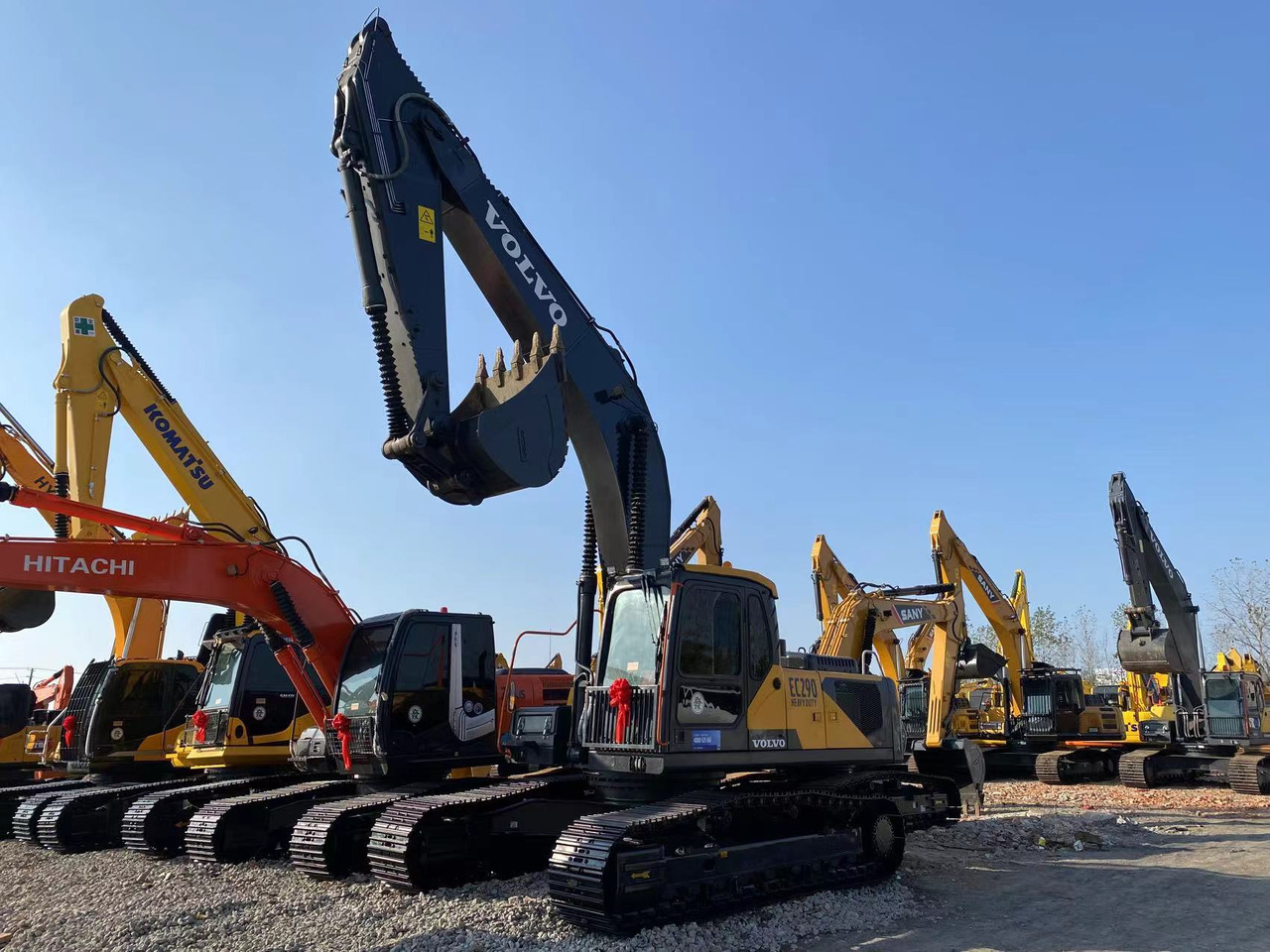 Volvo EC290 - Lánctalpas kotró: 2 kép. Volvo EC290 - Lánctalpas kotró: 2 kép.
