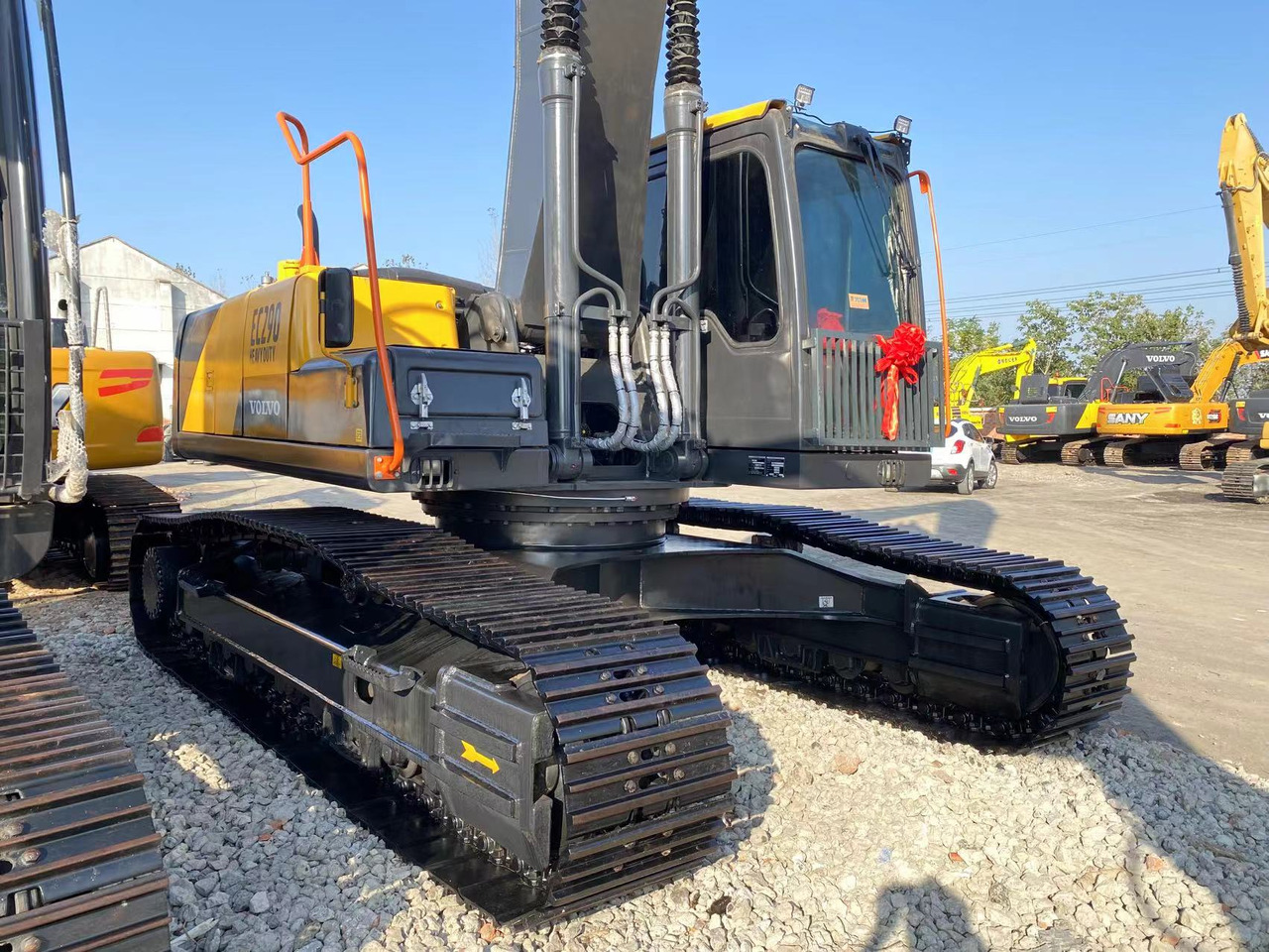 Volvo EC290 - Lánctalpas kotró: 4 kép. Volvo EC290 - Lánctalpas kotró: 4 kép.