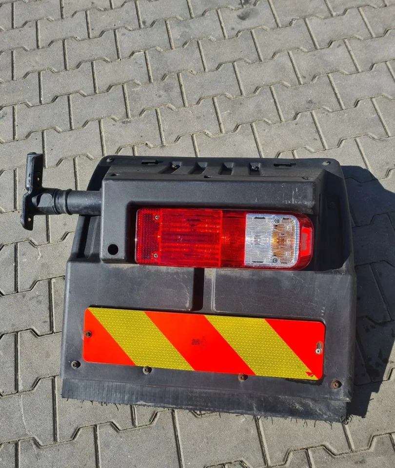 BŁOTNIK KOMPLETNY PRAWY TYŁ LAMPA CHLAPACZ MOCOWANIE FORD F-MAX CARGO - Sárvédő: 1 kép. BŁOTNIK KOMPLETNY PRAWY TYŁ LAMPA CHLAPACZ MOCOWANIE FORD F-MAX CARGO - Sárvédő: 1 kép.