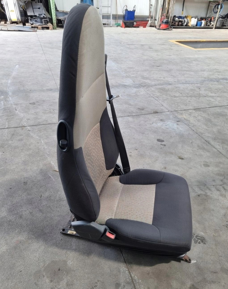 FOTEL LEWY SIEDZENIE KIEROWCY RENAULT MIDLUM PREMIUM DXI - Ülés: 2 kép. FOTEL LEWY SIEDZENIE KIEROWCY RENAULT MIDLUM PREMIUM DXI - Ülés: 2 kép.