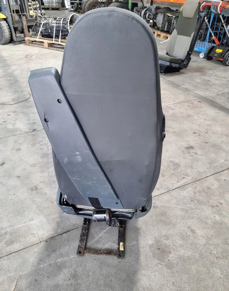 FOTEL LEWY SIEDZENIE KIEROWCY RENAULT MIDLUM PREMIUM DXI - Ülés: 3 kép. FOTEL LEWY SIEDZENIE KIEROWCY RENAULT MIDLUM PREMIUM DXI - Ülés: 3 kép.
