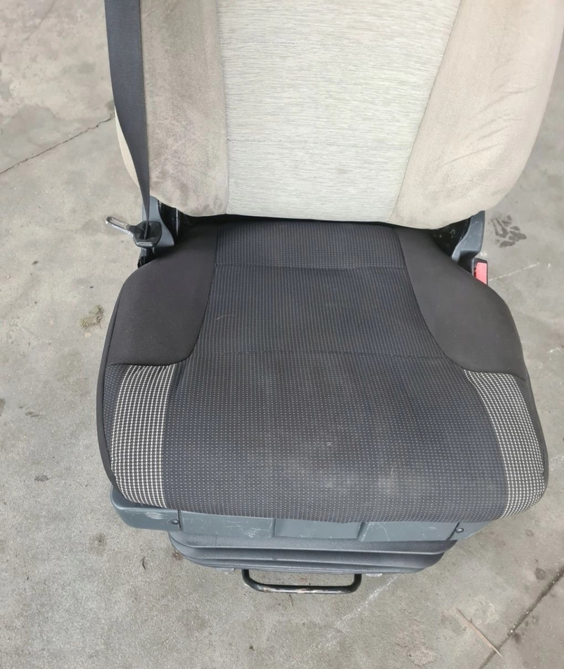 FOTEL PNEUMATYCZNY PRAWY PASAŻERA RENAULT PREMIUM MIDLUM DXI - Ülés: 4 kép. FOTEL PNEUMATYCZNY PRAWY PASAŻERA RENAULT PREMIUM MIDLUM DXI - Ülés: 4 kép.