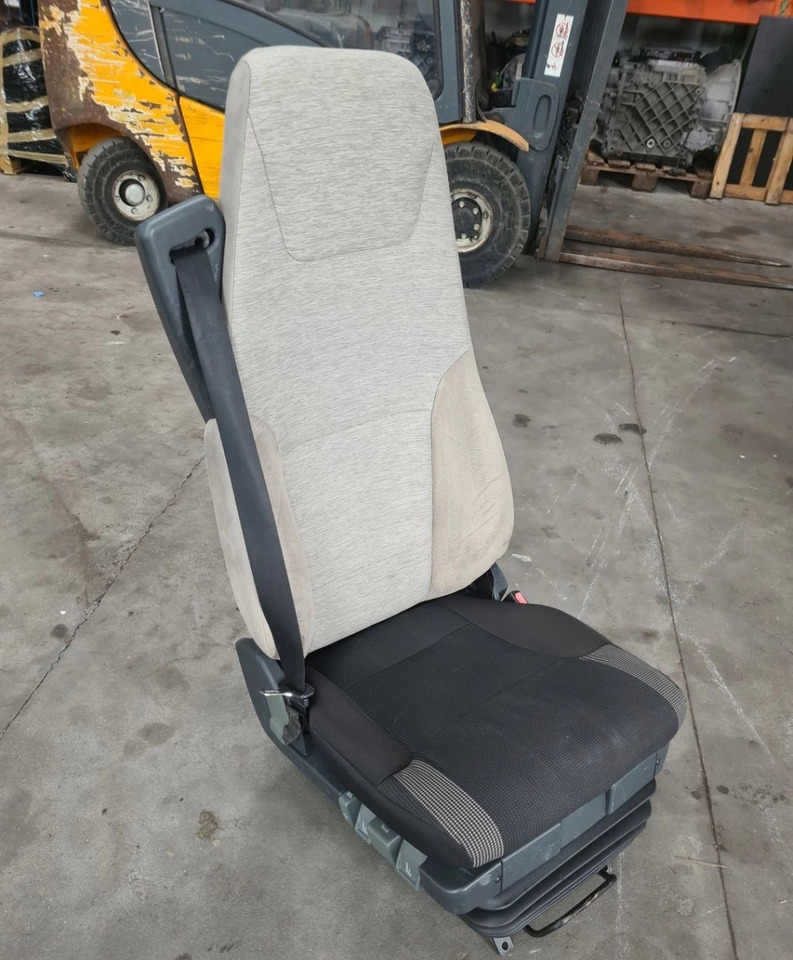 FOTEL PNEUMATYCZNY PRAWY PASAŻERA RENAULT PREMIUM MIDLUM DXI - Ülés: 3 kép. FOTEL PNEUMATYCZNY PRAWY PASAŻERA RENAULT PREMIUM MIDLUM DXI - Ülés: 3 kép.