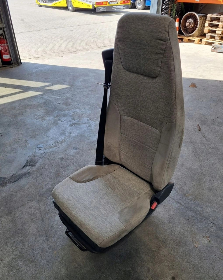 FOTEL PNEUMATYCZNY PRAWY SIEDZENIE PASAŻERA RENAULT PREMIUM MIDLUM DXI - Ülés: 5 kép. FOTEL PNEUMATYCZNY PRAWY SIEDZENIE PASAŻERA RENAULT PREMIUM MIDLUM DXI - Ülés: 5 kép.