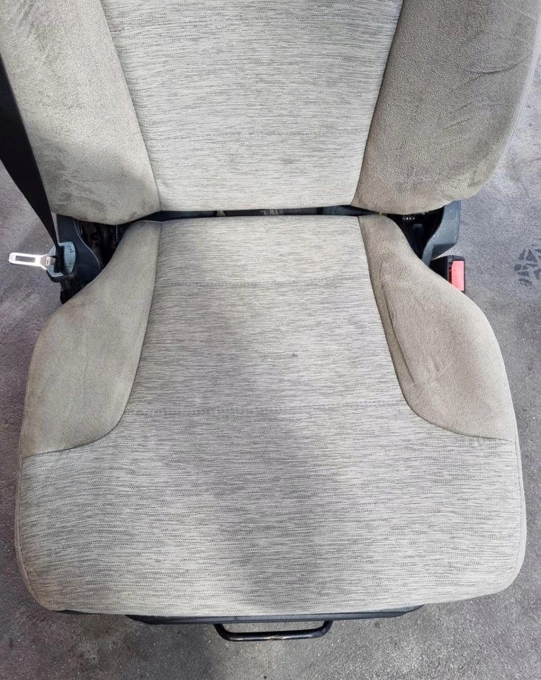 FOTEL PNEUMATYCZNY PRAWY SIEDZENIE PASAŻERA RENAULT PREMIUM MIDLUM DXI - Ülés: 4 kép. FOTEL PNEUMATYCZNY PRAWY SIEDZENIE PASAŻERA RENAULT PREMIUM MIDLUM DXI - Ülés: 4 kép.