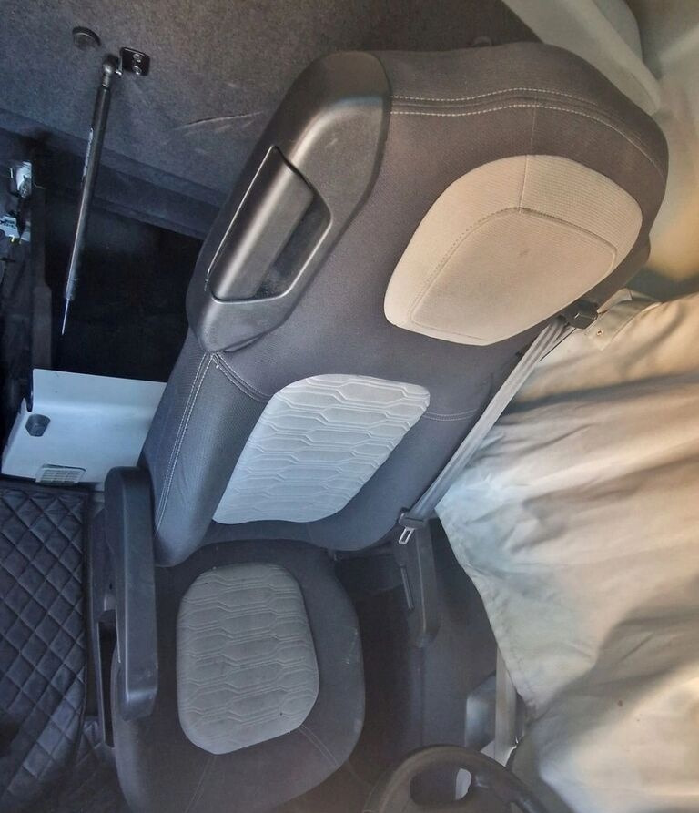 Ford F-MAX CARGO truck - Ülés - Teherautó: 1 kép. Ford F-MAX CARGO truck - Ülés - Teherautó: 1 kép.