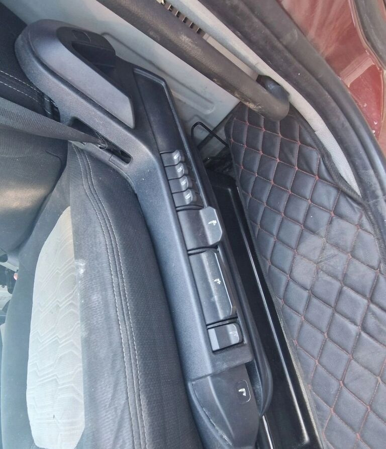 Ford F-MAX CARGO truck - Ülés - Teherautó: 2 kép. Ford F-MAX CARGO truck - Ülés - Teherautó: 2 kép.