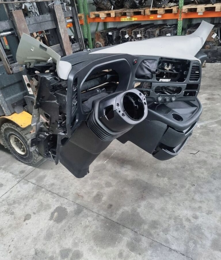 Ford KONSOLA KOMPLETNA KOKPIT DESKA ROZDZIELCZA STELAŻ F-MAX EURO 6 Ford KONSOLA KOMPLETNA KOKPIT DESKA ROZDZIELCZA STELAŻ FORD F-MAX EURO 6 - Műszerfal - Teherautó: 4 kép. Ford KONSOLA KOMPLETNA KOKPIT DESKA ROZDZIELCZA STELAŻ F-MAX EURO 6 Ford KONSOLA KOMPLETNA KOKPIT DESKA ROZDZIELCZA STELAŻ FORD F-MAX EURO 6 - Műszerfal - Teherautó: 4 kép.