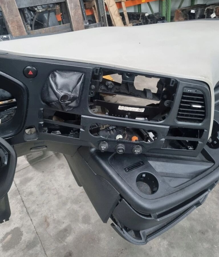 Ford KONSOLA KOMPLETNA KOKPIT DESKA ROZDZIELCZA STELAŻ F-MAX EURO 6 Ford KONSOLA KOMPLETNA KOKPIT DESKA ROZDZIELCZA STELAŻ FORD F-MAX EURO 6 - Műszerfal - Teherautó: 2 kép. Ford KONSOLA KOMPLETNA KOKPIT DESKA ROZDZIELCZA STELAŻ F-MAX EURO 6 Ford KONSOLA KOMPLETNA KOKPIT DESKA ROZDZIELCZA STELAŻ FORD F-MAX EURO 6 - Műszerfal - Teherautó: 2 kép.