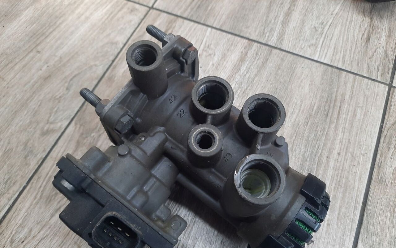 Knorr-Bremse Renault T RANGE GAMA - Fékszelep - Teherautó: 1 kép. Knorr-Bremse Renault T RANGE GAMA - Fékszelep - Teherautó: 1 kép.
