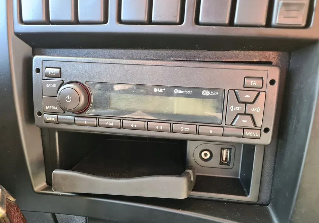 ORYGINALNE RADIO MP3 BLUETOOTH CD AUX USB 12V VOLVO FE FL EURO 6 - Fülke és belső tér: 2 kép. ORYGINALNE RADIO MP3 BLUETOOTH CD AUX USB 12V VOLVO FE FL EURO 6 - Fülke és belső tér: 2 kép.