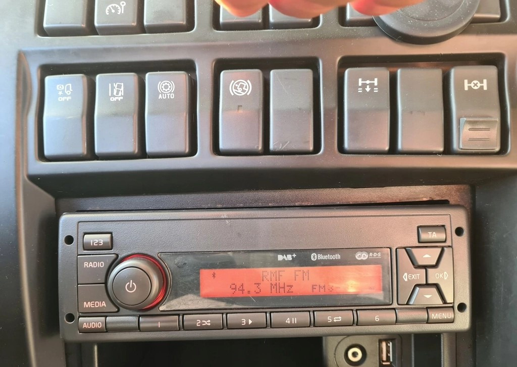ORYGINALNE RADIO MP3 BLUETOOTH CD AUX USB 12V VOLVO FE FL EURO 6 - Fülke és belső tér: 1 kép. ORYGINALNE RADIO MP3 BLUETOOTH CD AUX USB 12V VOLVO FE FL EURO 6 - Fülke és belső tér: 1 kép.
