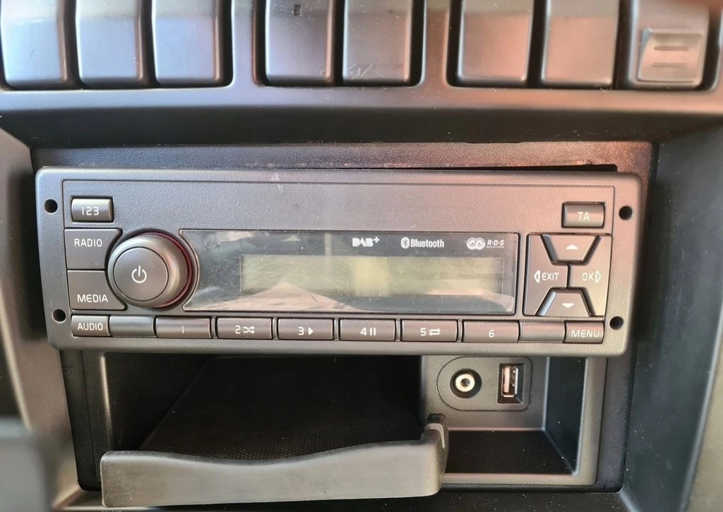 ORYGINALNE RADIO MP3 BLUETOOTH CD AUX USB 12V VOLVO FE FL EURO 6 - Fülke és belső tér: 3 kép. ORYGINALNE RADIO MP3 BLUETOOTH CD AUX USB 12V VOLVO FE FL EURO 6 - Fülke és belső tér: 3 kép.