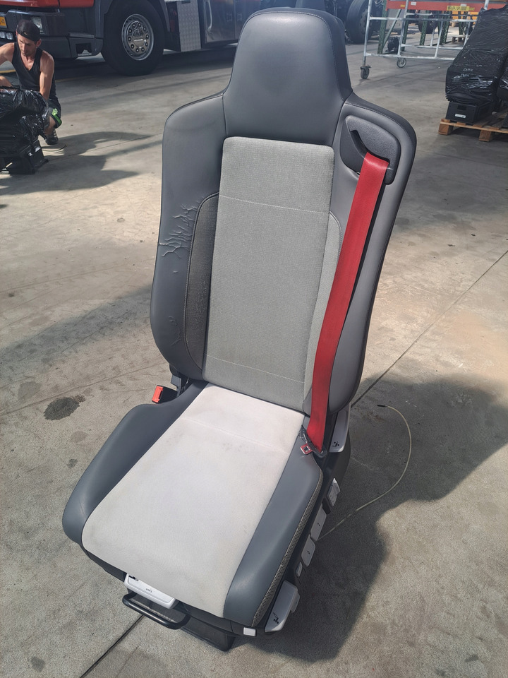 RENAULT FOTEL SIEDZENIE KIEROWCY RENAULT RANGE GAMA T C K - Ülés - Teherautó: 2 kép. RENAULT FOTEL SIEDZENIE KIEROWCY RENAULT RANGE GAMA T C K - Ülés - Teherautó: 2 kép.