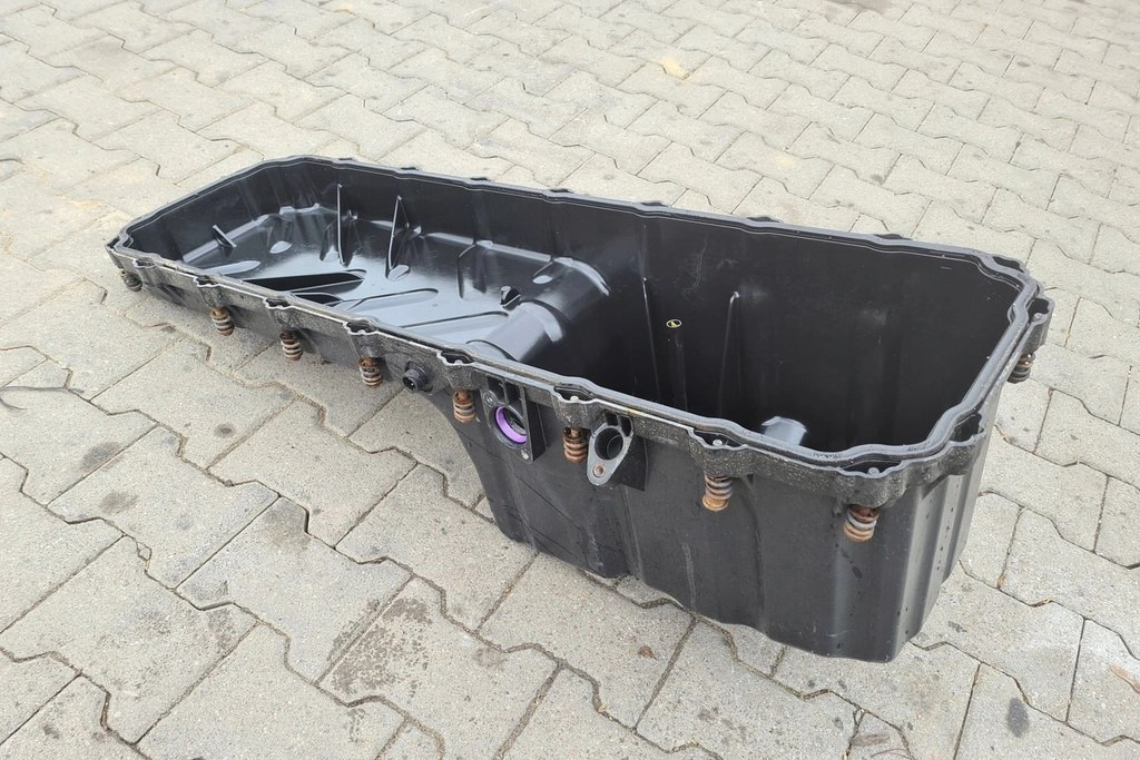 RENAULT MAGNUM DXI 13 20521170 - Olajteknő: 2 kép. RENAULT MAGNUM DXI 13 20521170 - Olajteknő: 2 kép.