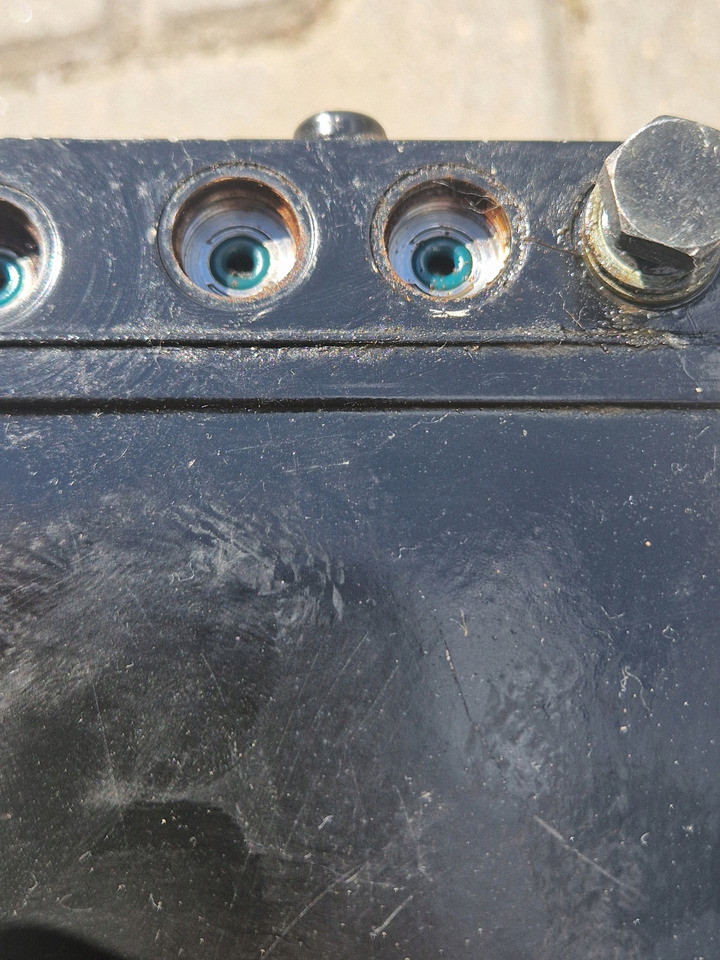 RENAULT POMPKA PODNOSZENIA KABINY RENAULT GAMA T RANGE C K - Fülke felfüggesztés - Teherautó: 2 kép. RENAULT POMPKA PODNOSZENIA KABINY RENAULT GAMA T RANGE C K - Fülke felfüggesztés - Teherautó: 2 kép.