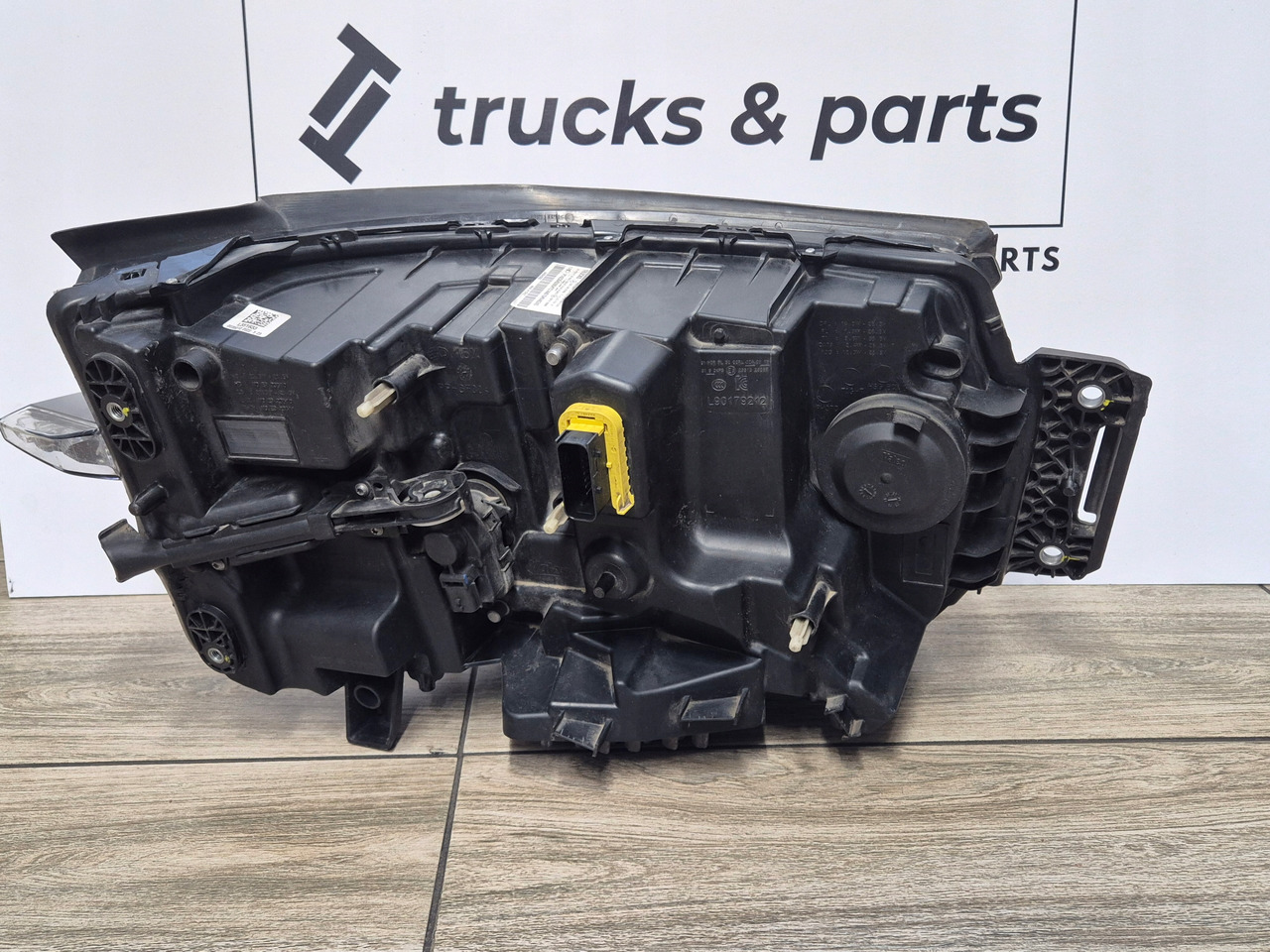 RENAULT REFLEKTOR LAMPA RENAULT RANGE T GAMA T EVOLUTION EVO LED LEWA - Fényszóró - Teherautó: 3 kép. RENAULT REFLEKTOR LAMPA RENAULT RANGE T GAMA T EVOLUTION EVO LED LEWA - Fényszóró - Teherautó: 3 kép.