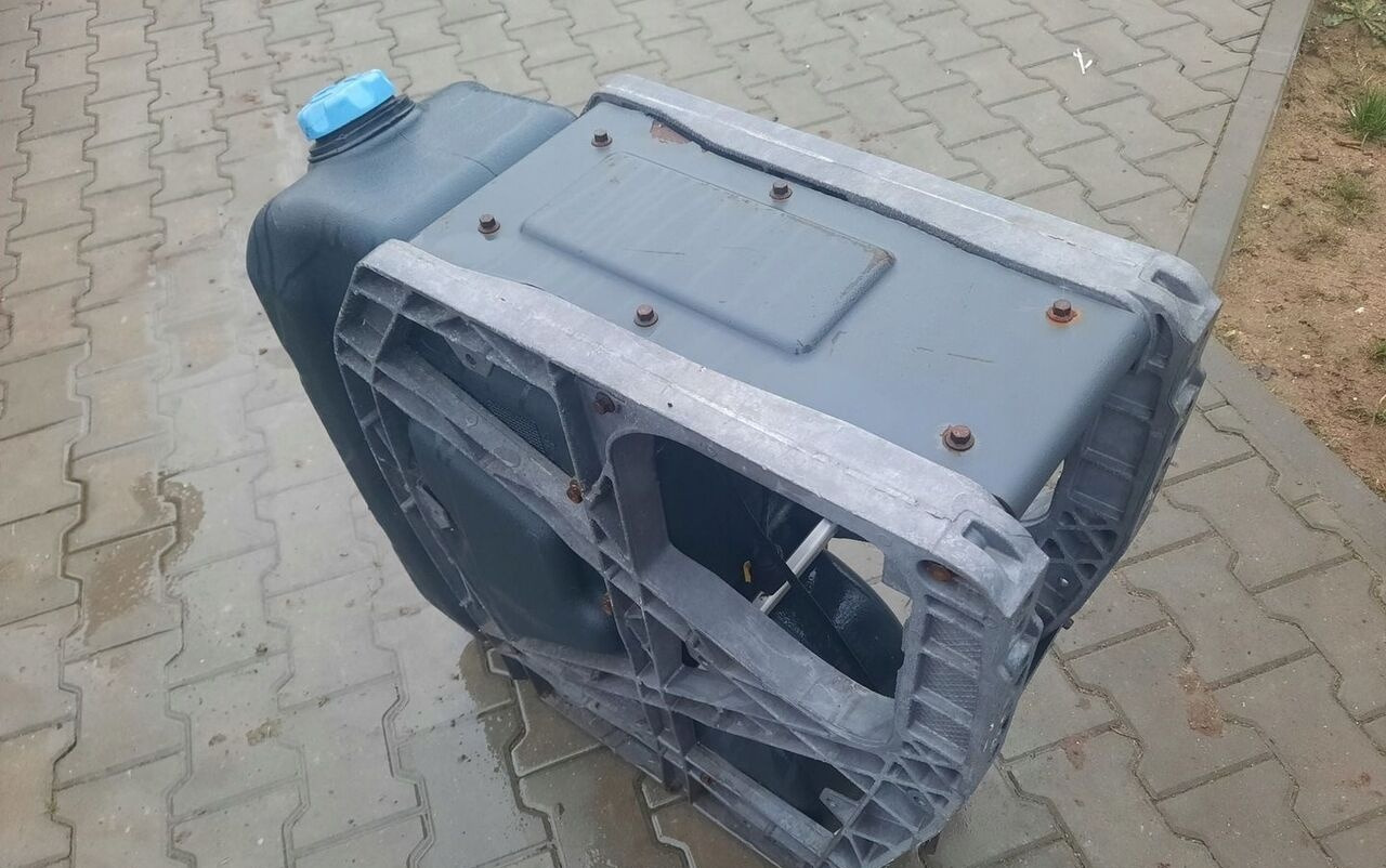 Renault GAMA - AdBlue tartály - Teherautó: 2 kép. Renault GAMA - AdBlue tartály - Teherautó: 2 kép.