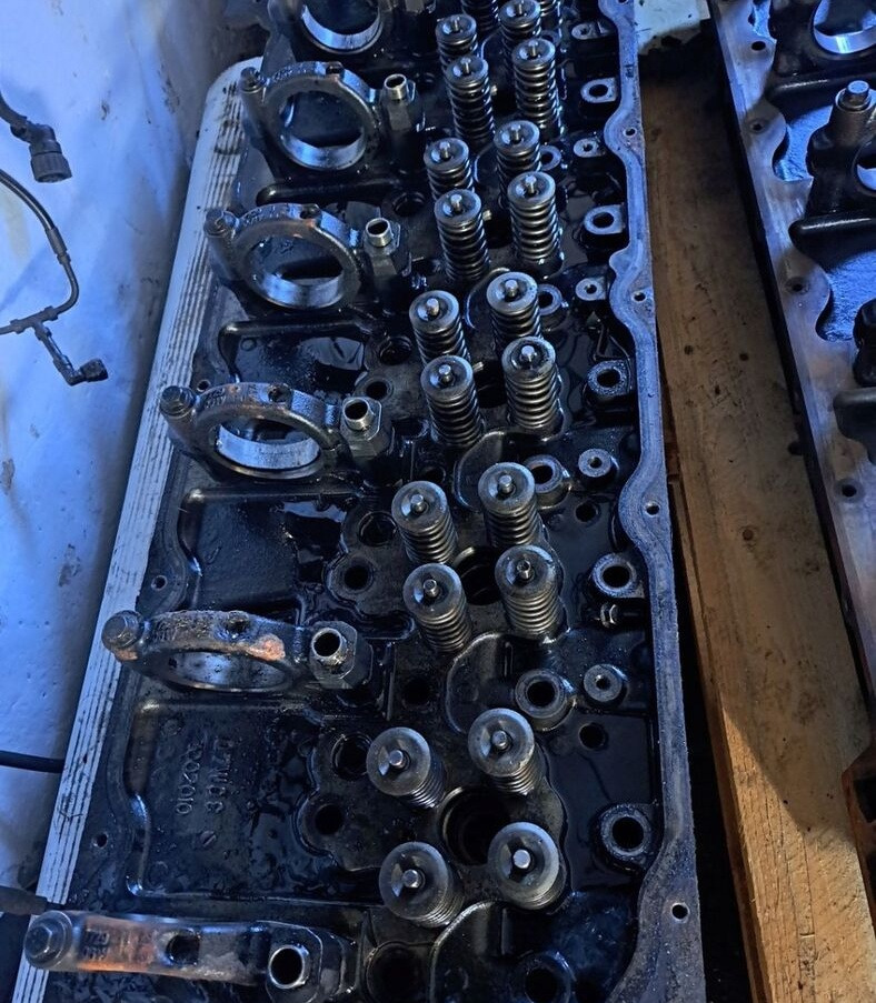 Renault GŁOWICA SILNIKA RENAULT PREMIUM KERAX DXI 11 20754236 - Motor fej - Teherautó: 1 kép. Renault GŁOWICA SILNIKA RENAULT PREMIUM KERAX DXI 11 20754236 - Motor fej - Teherautó: 1 kép.