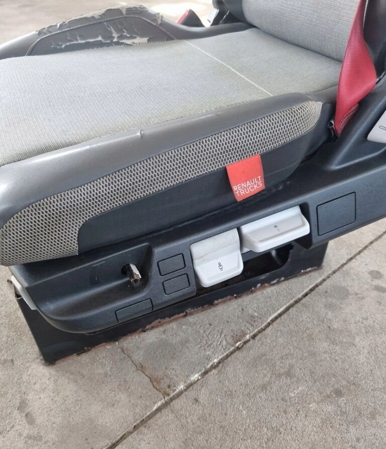 Renault LEWY SIEDZENIE KIEROWCY Renault RANGE GAMA T C K - Ülés - Teherautó: 1 kép. Renault LEWY SIEDZENIE KIEROWCY Renault RANGE GAMA T C K - Ülés - Teherautó: 1 kép.