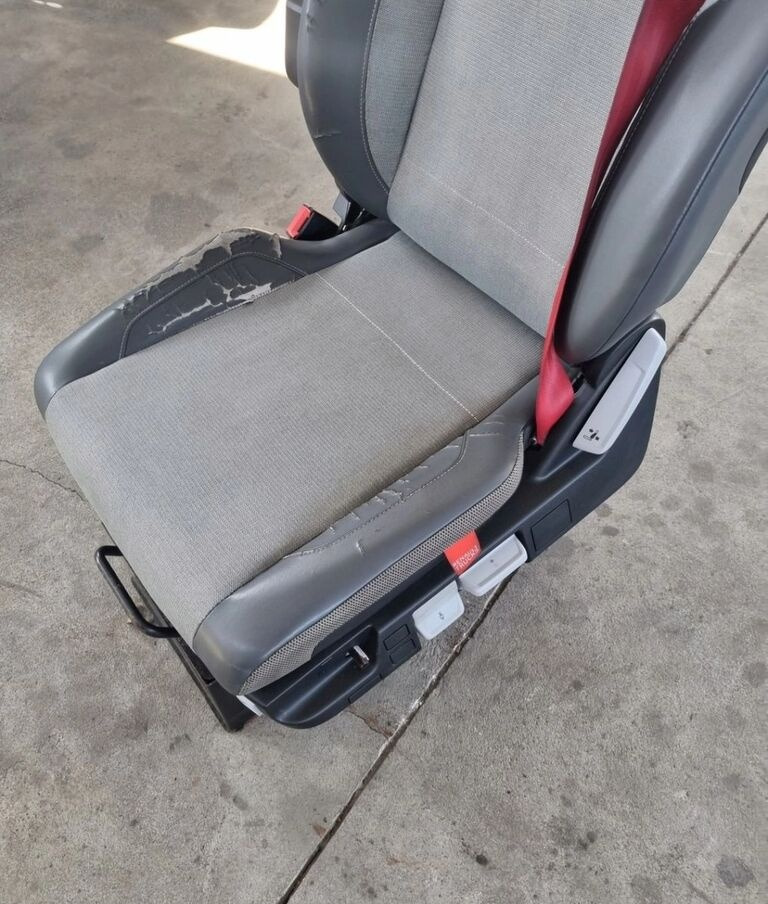Renault LEWY SIEDZENIE KIEROWCY Renault RANGE GAMA T C K - Ülés - Teherautó: 4 kép. Renault LEWY SIEDZENIE KIEROWCY Renault RANGE GAMA T C K - Ülés - Teherautó: 4 kép.