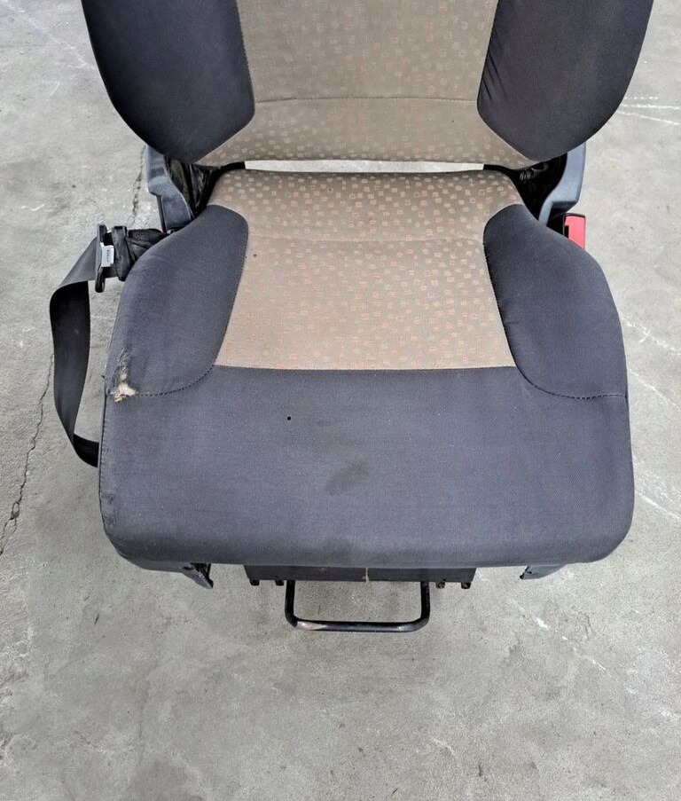 Renault PRAWY SIEDZENIE PASAŻERA Renault MIDLUM PREMIUM DXI - Ülés - Teherautó: 4 kép. Renault PRAWY SIEDZENIE PASAŻERA Renault MIDLUM PREMIUM DXI - Ülés - Teherautó: 4 kép.
