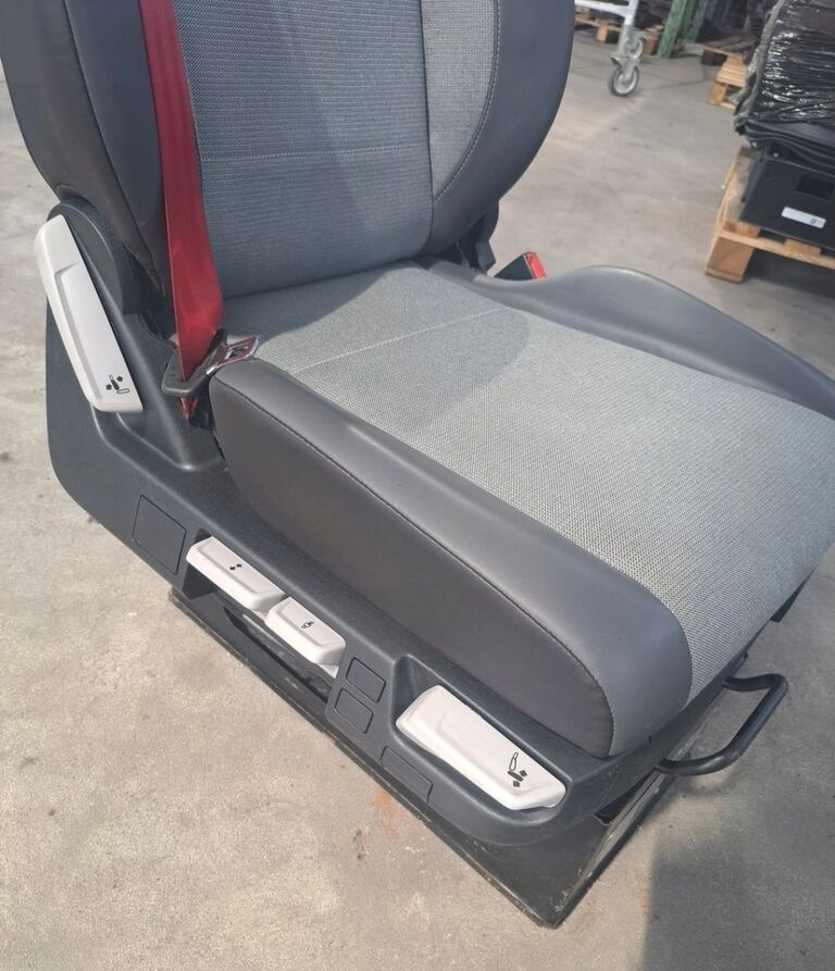Renault PRAWY SIEDZENIE PASAŻERA Renault RANGE GAMA T C K - Ülés - Teherautó: 1 kép. Renault PRAWY SIEDZENIE PASAŻERA Renault RANGE GAMA T C K - Ülés - Teherautó: 1 kép.