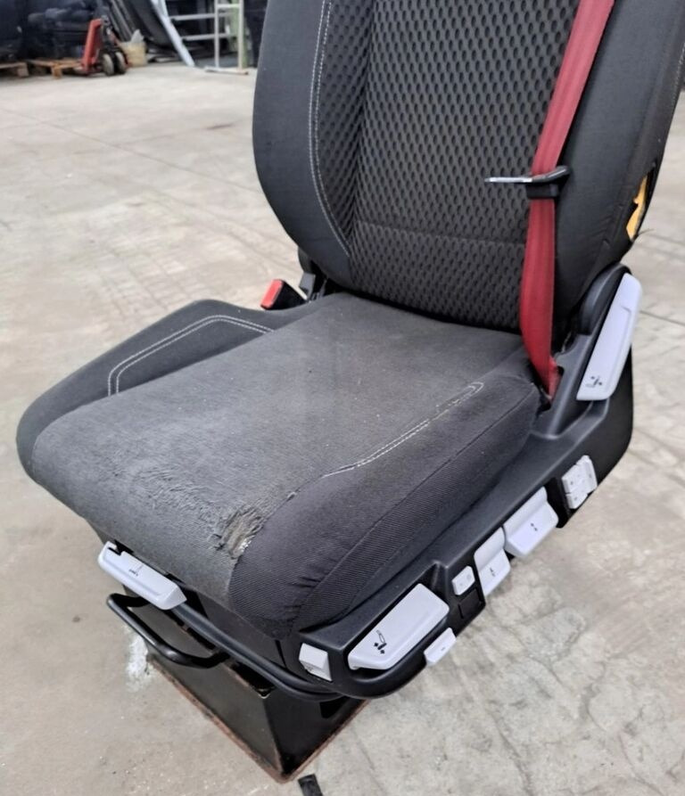 Renault SIEDZENIE KIEROWCY Renault RANGE GAMA T C K - Ülés - Teherautó: 3 kép. Renault SIEDZENIE KIEROWCY Renault RANGE GAMA T C K - Ülés - Teherautó: 3 kép.