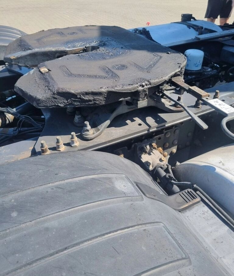 SAF FH FM 9 12 13 4 21587561 Volvo - Nyereg - Teherautó: 3 kép. SAF FH FM 9 12 13 4 21587561 Volvo - Nyereg - Teherautó: 3 kép.