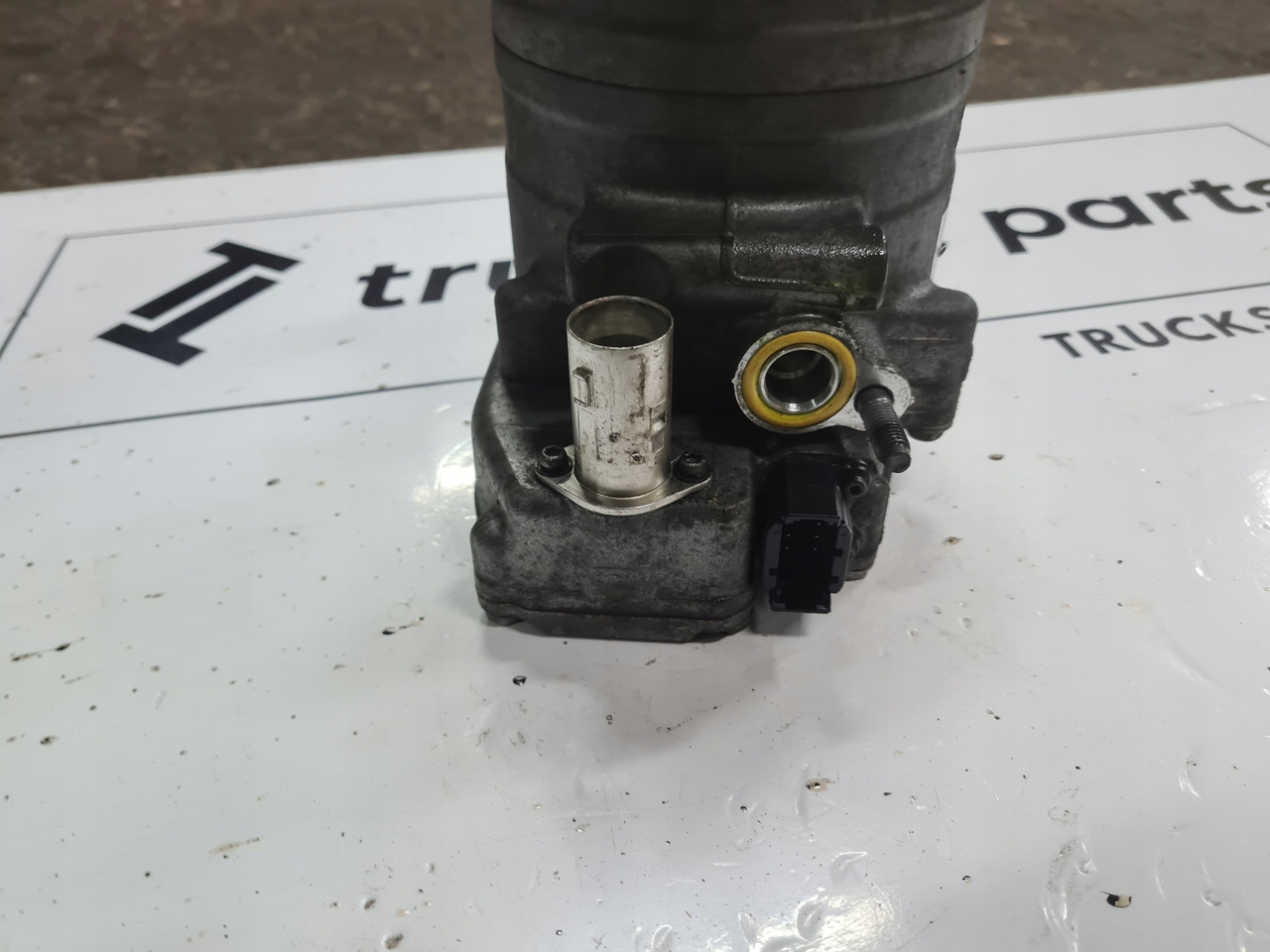 SANDEN SPRĘŻARKA KOMPRESOR KLIMATYZACJI POSTOJOWEJ VOLVO FH 4 FM 4 - Klímakompresszor - Teherautó: 3 kép. SANDEN SPRĘŻARKA KOMPRESOR KLIMATYZACJI POSTOJOWEJ VOLVO FH 4 FM 4 - Klímakompresszor - Teherautó: 3 kép.