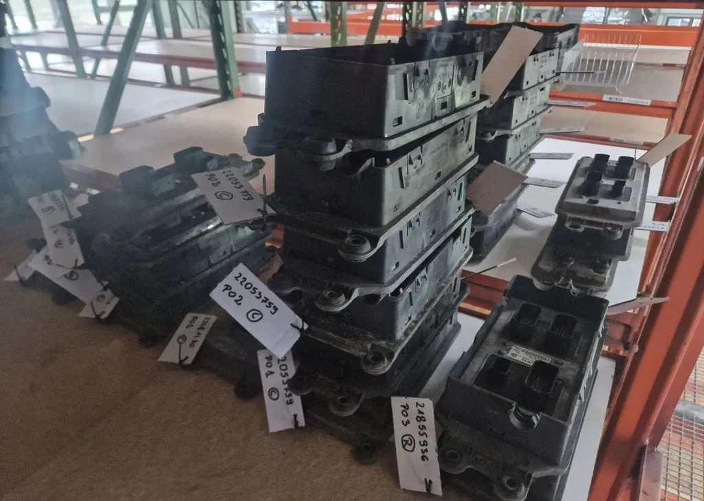 STEROWNIK KASETA CCIOM VOLVO FH 4 FM 4 22881415 P02 - ECU: 1 kép. STEROWNIK KASETA CCIOM VOLVO FH 4 FM 4 22881415 P02 - ECU: 1 kép.
