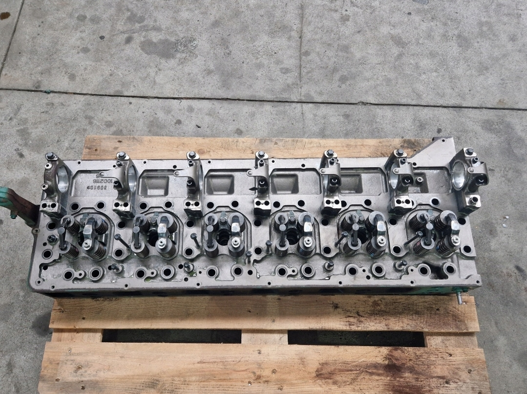 VOLVO GŁOWICA SILNIKA VOLVO FH 16 D16K EURO 6 22184000 154511429 - Motor fej - Teherautó: 1 kép. VOLVO GŁOWICA SILNIKA VOLVO FH 16 D16K EURO 6 22184000 154511429 - Motor fej - Teherautó: 1 kép.