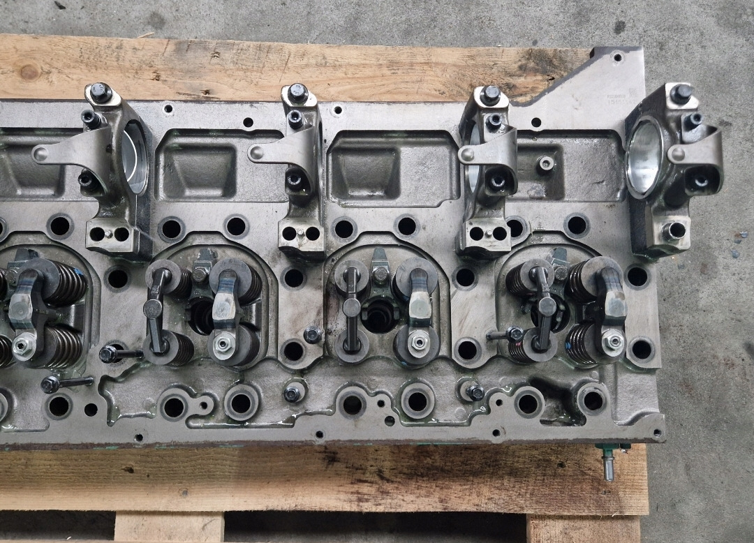 VOLVO GŁOWICA SILNIKA VOLVO FH 16 D16K EURO 6 22184000 154511429 - Motor fej - Teherautó: 3 kép. VOLVO GŁOWICA SILNIKA VOLVO FH 16 D16K EURO 6 22184000 154511429 - Motor fej - Teherautó: 3 kép.