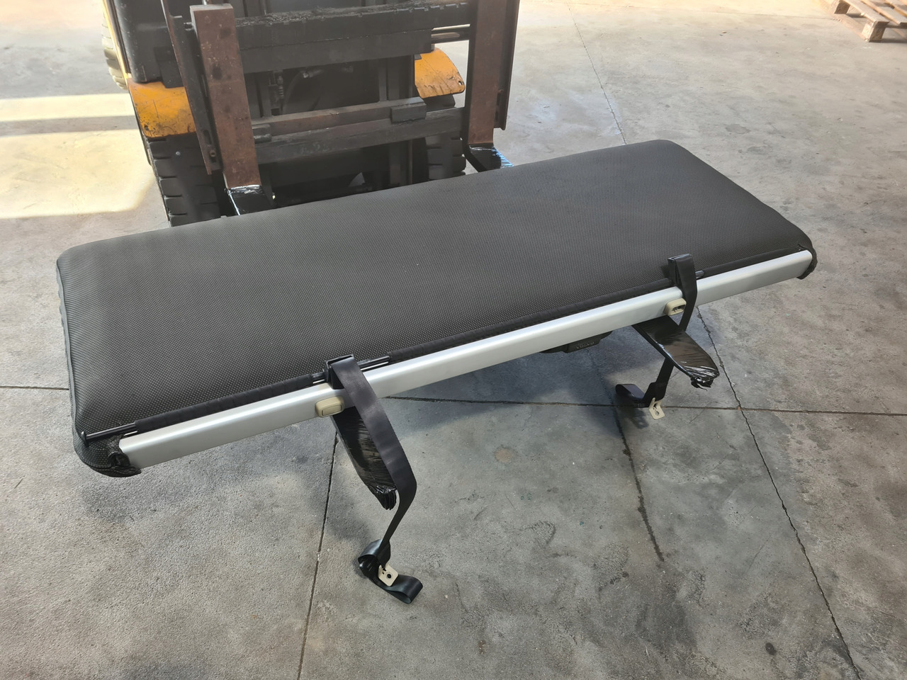 VOLVO ŁÓŻKO KOMPLETNE GÓRNE LEŻANKA MOCOWANIA - Ülés - Teherautó: 1 kép. VOLVO ŁÓŻKO KOMPLETNE GÓRNE LEŻANKA MOCOWANIA - Ülés - Teherautó: 1 kép.